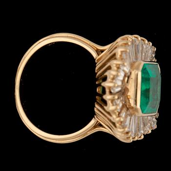 An emerald, app. 6 cts, and baguette cut diamond ring, tot. app. 3 cts.