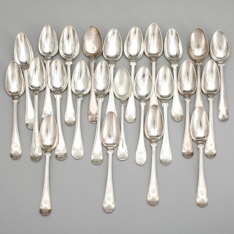 SKEDAR, 24 delar, silver, olika mästare, 1800/1900-tal. Vikt ca 386 gram.