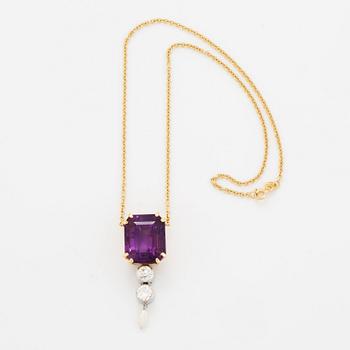 An 18K gold pendant set with a faceted amethyst and round brilliant- and old-cut diamonds and a pearl.
