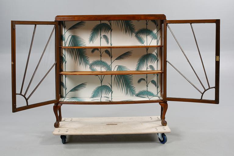 VITRINSKÅP, 1900-talets första hälft.