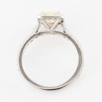 Ring in 18K white gold set with an oval-cut yellow sapphire and brilliant-cut diamonds.
