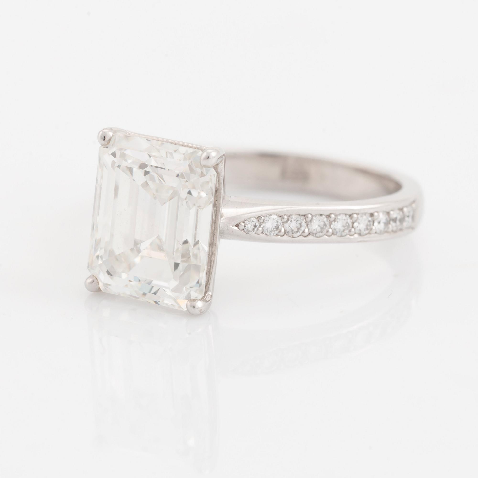 An Engelbert ring in 18K white gold set with an emerald-cut diamond 3.53 ct G vvs 2.