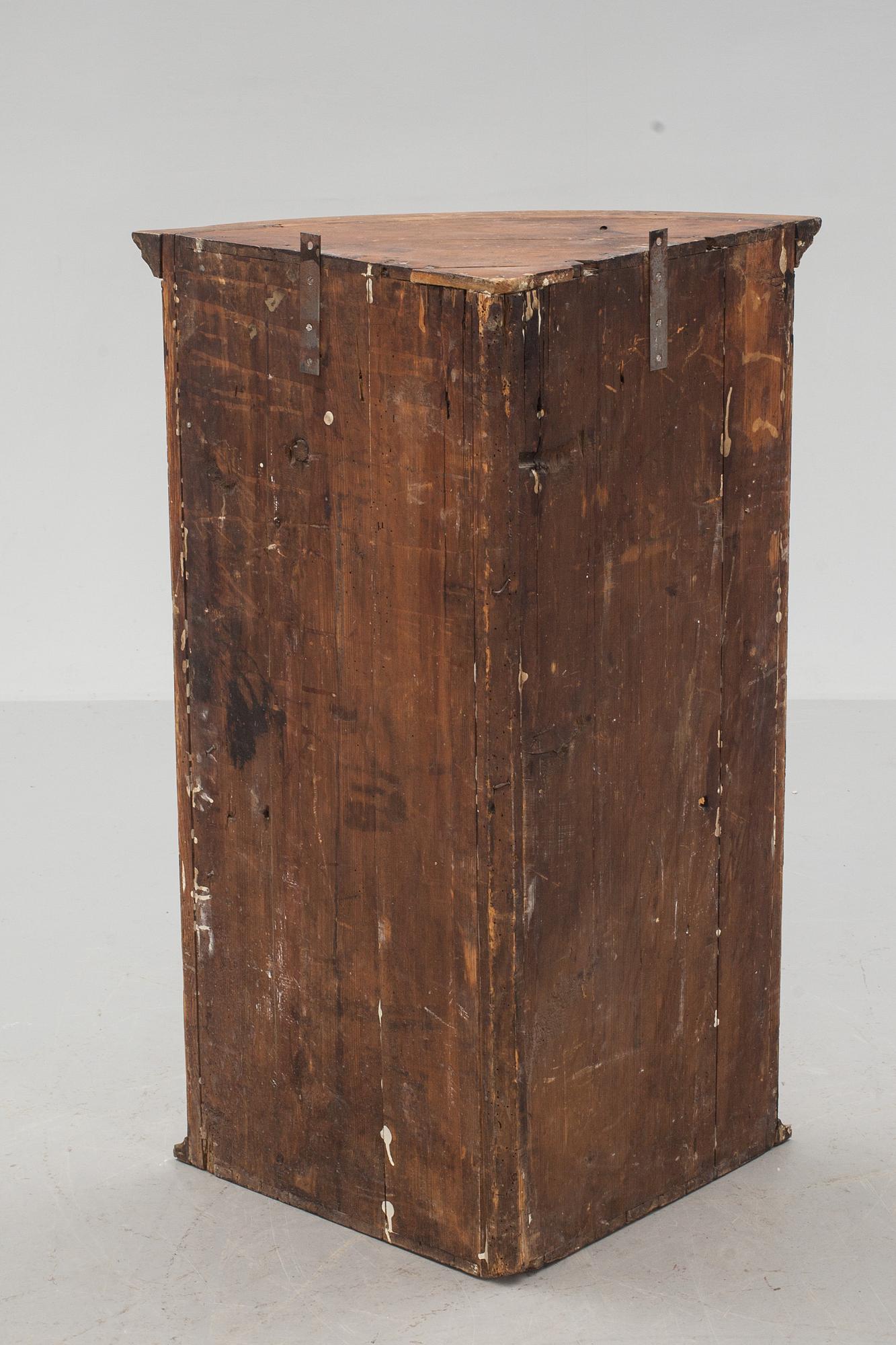 VÄGGHÖRNSKÅP, 1800-talets första hälft.