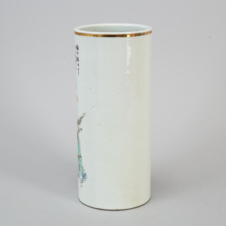 A Chinese famille rose hat stand, first half of the 20th century.