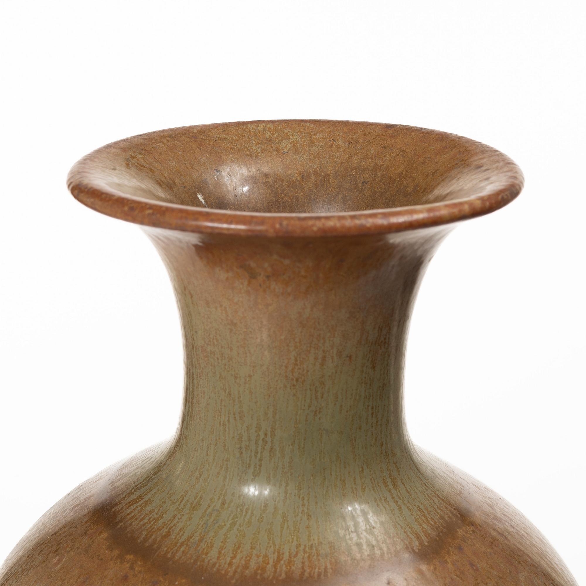 Gunnar Nylund, A large brown glazed vase, Sweden, Rörstrand, mid 20th century.