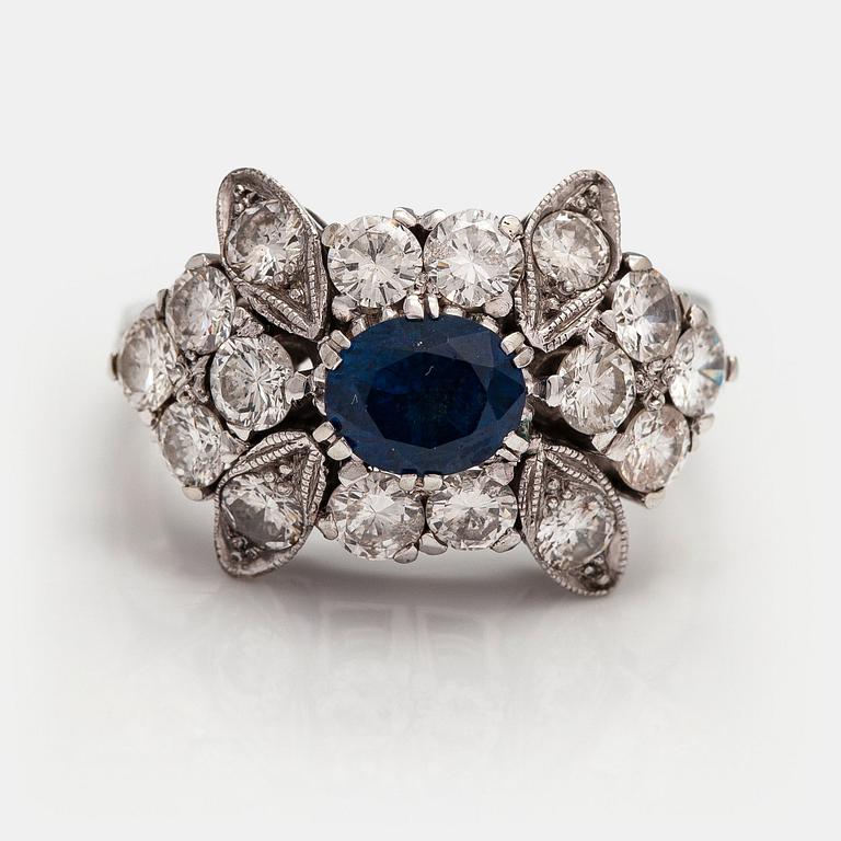 An 18K white gold ring with diamonds ca. 1.90 ct in total and a sapphire ca. 1.10 ct. Timanttikoru, Helsinki 1966.