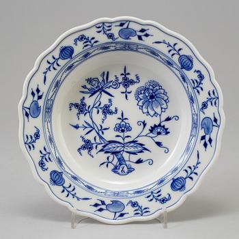 CRÈMEKOPPAR med LOCK och FAT, 12 st, BÄRTALLRIKAR, 12 st, samt DJUP TALLRIK, porslin, Meissen, 1900-tal.