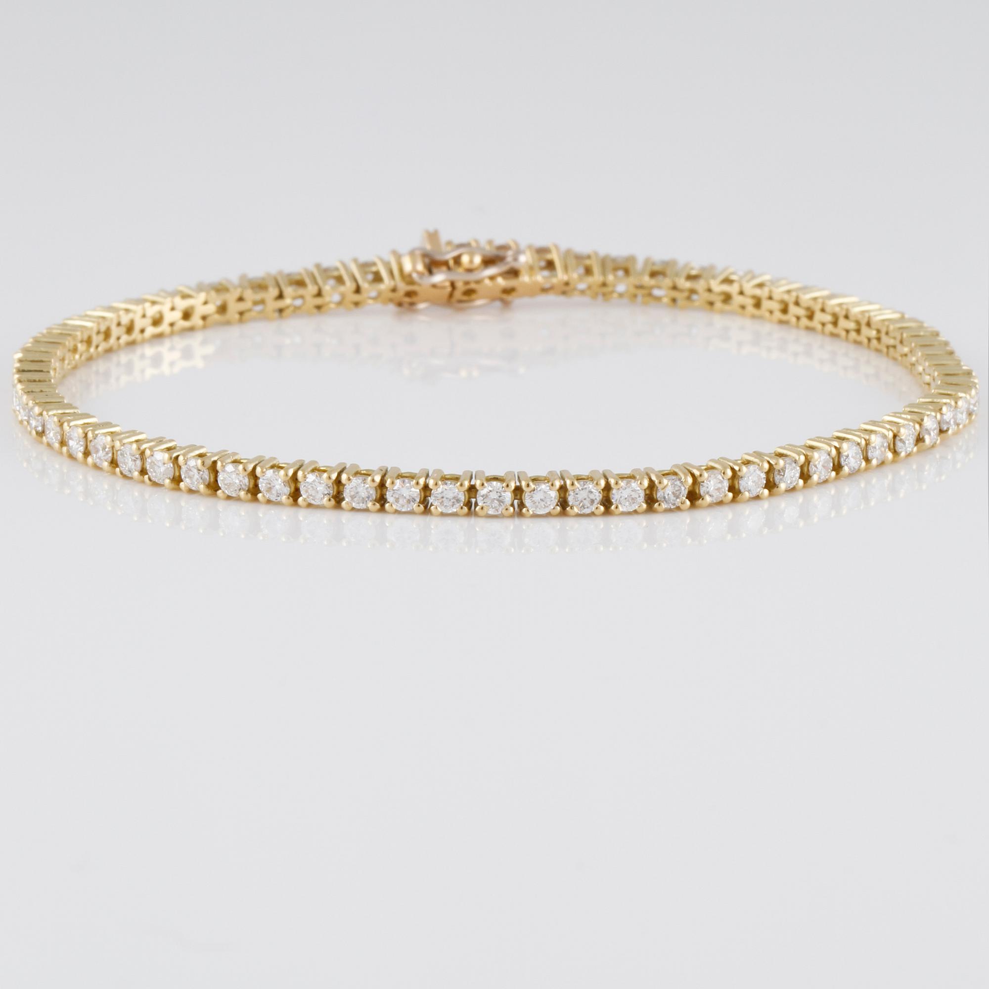 ARMBAND, 18K guld med briljantslipade diamanter ca 2.71 ct. Vikt  10,0 gram.