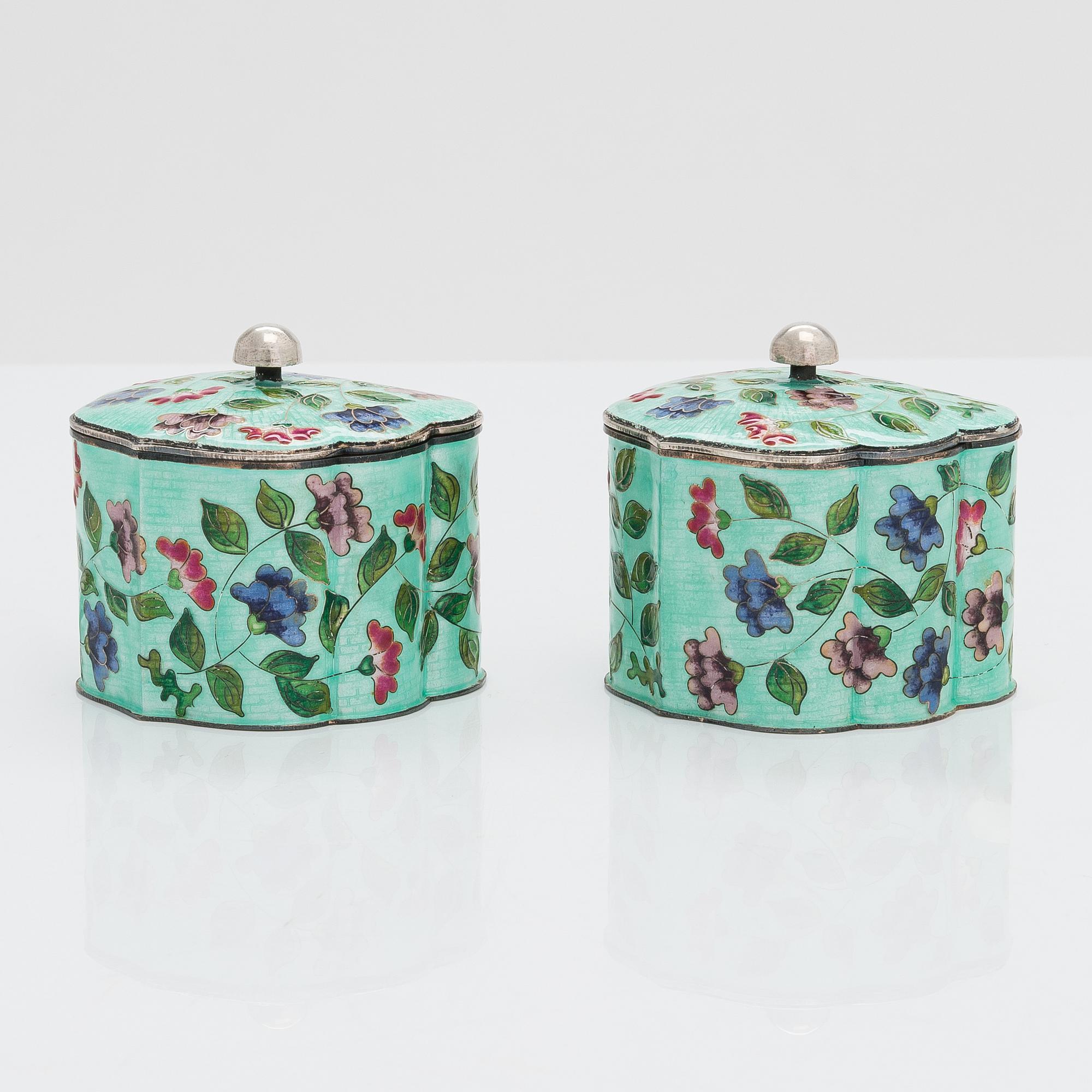 Kryddset på bricka, silver och emalj, Korea 1900-talets senare hälft.