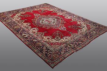 A carpet, Täbriz, 322 x 247 cm.