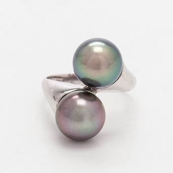 An 18K white gold ring with cultured Tahitian pearls.