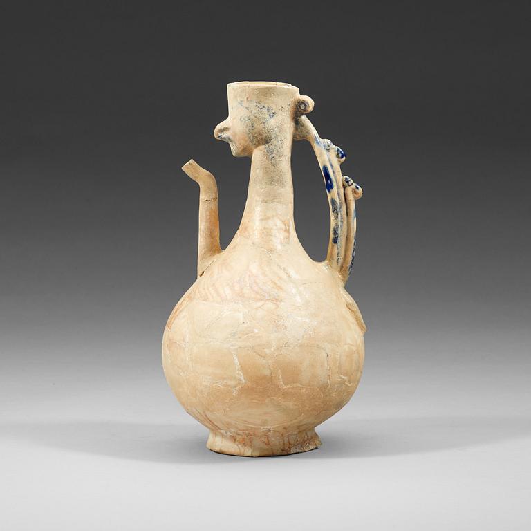 KANNA. Lergods. Sannolikt Keshan 1100-1200-tal, Iran. Höjd 27 cm.