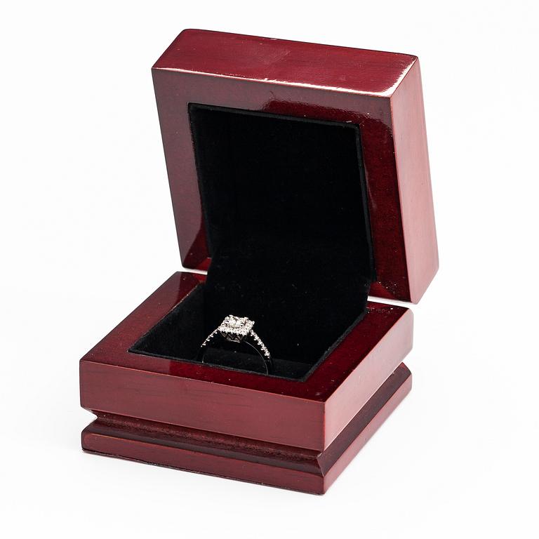 SORMUS, 18K valkokultaa, princess- ja briljanttihiottuja timantteja n. 0.58 ct yht.