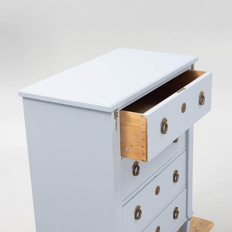 A painted Gustavian style chset of drawers, early 20th Century.