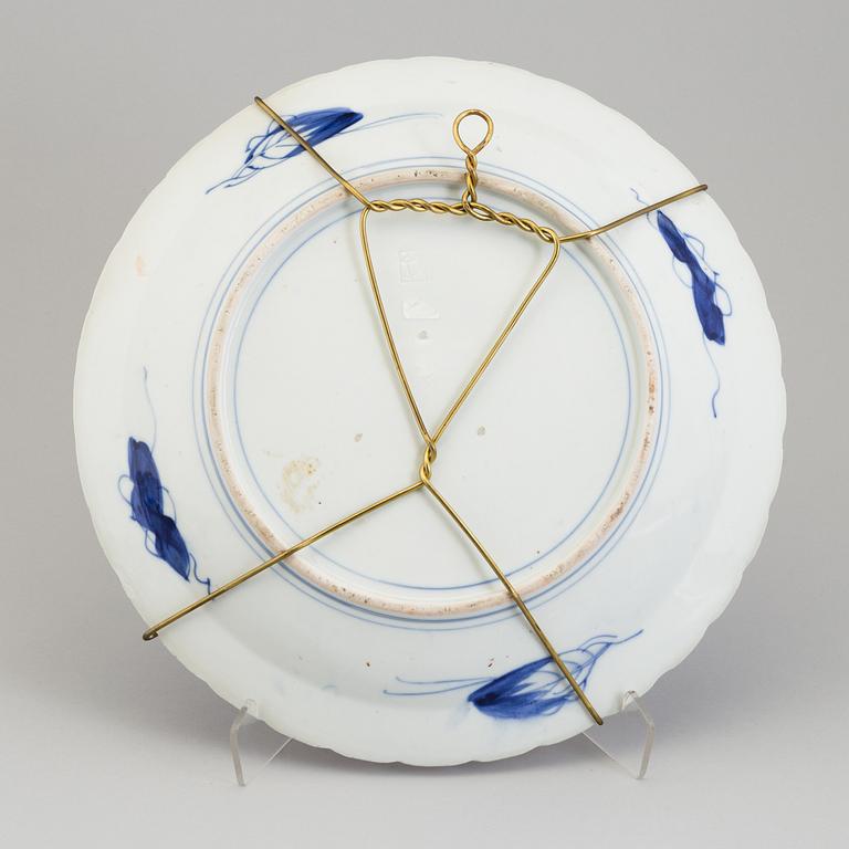 A Japananese imari porcelain dish, 20th century.