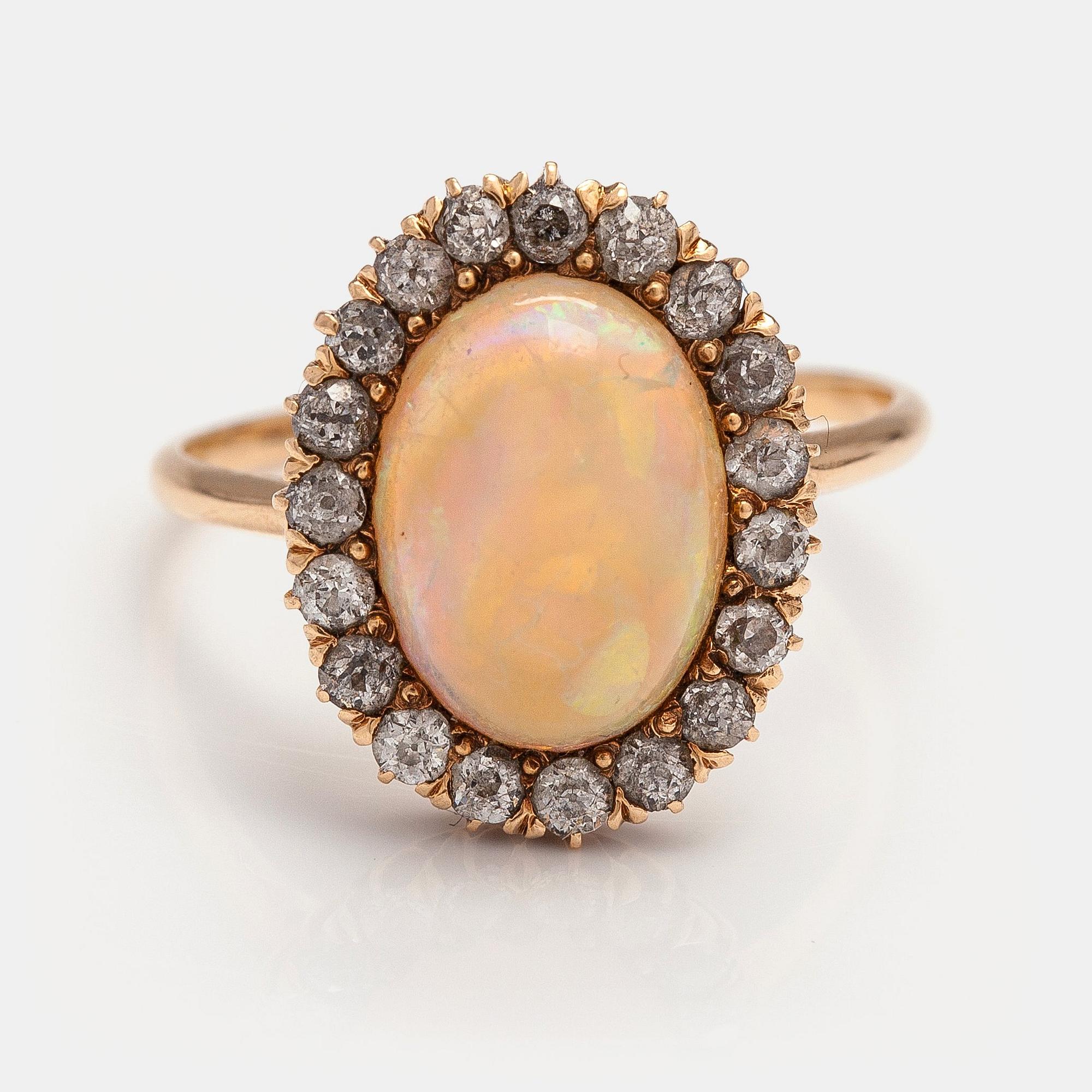 Sormus, 14-17K kultaa, opaali n. 3.50 ct ja vanhahiottuja timantteja n. 0.57 ct yht todistuksen mukaan.