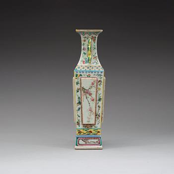 A famille rose vase, late Qing dynasty (1644-1912).