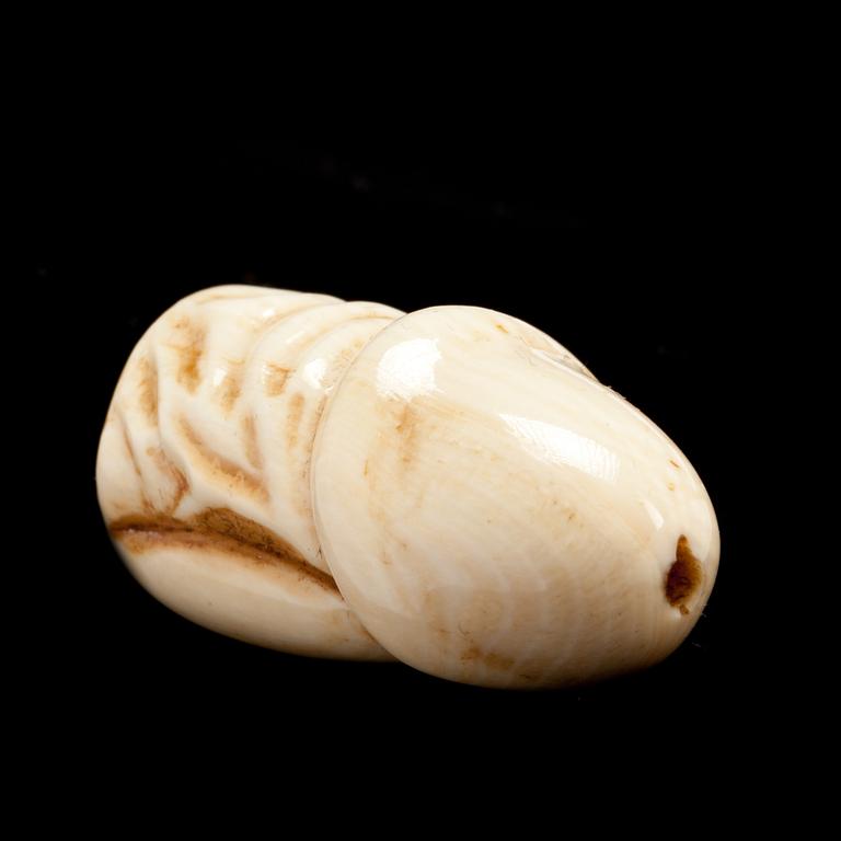 EROTISK NETSUKE, ben.  Kina, omkring 1900.