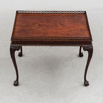 A mahogany table, Chippendale-style, England, 19th century.