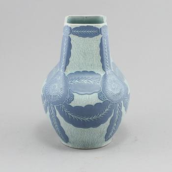 VAS, stengods, sgrafitto, Josef Ekberg, Gustafsberg, signerad och daterad 1919.