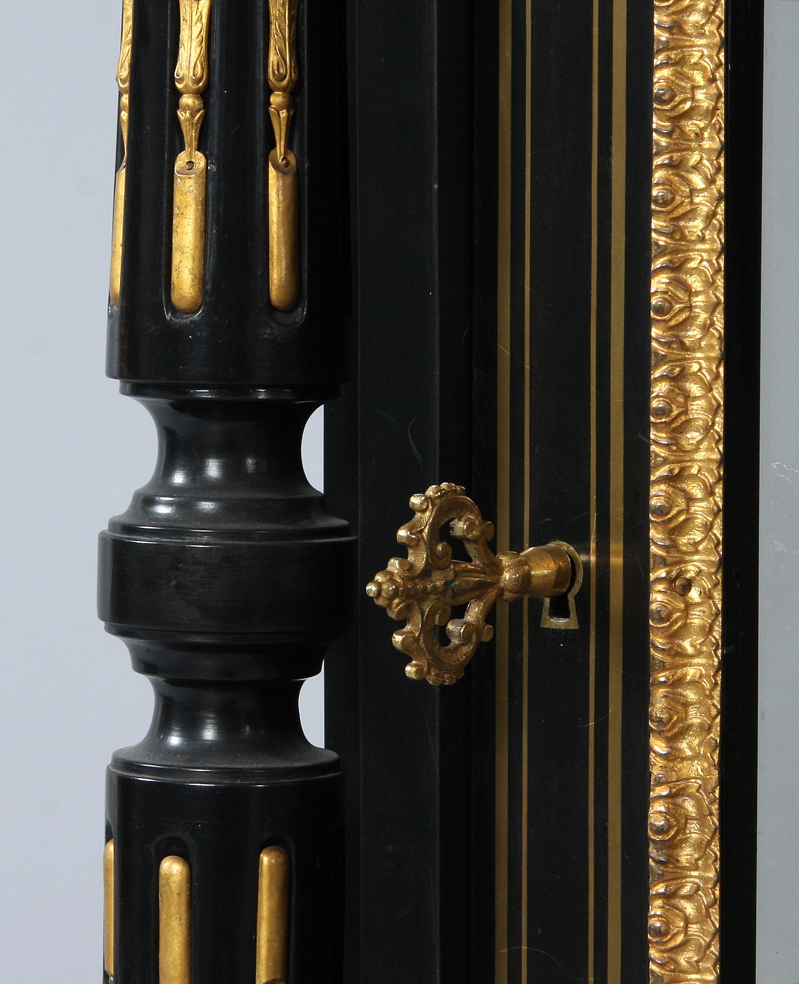 VITRINSKÅP, Louis XVI-stil, omkring sekelskiftet 1800/1900.