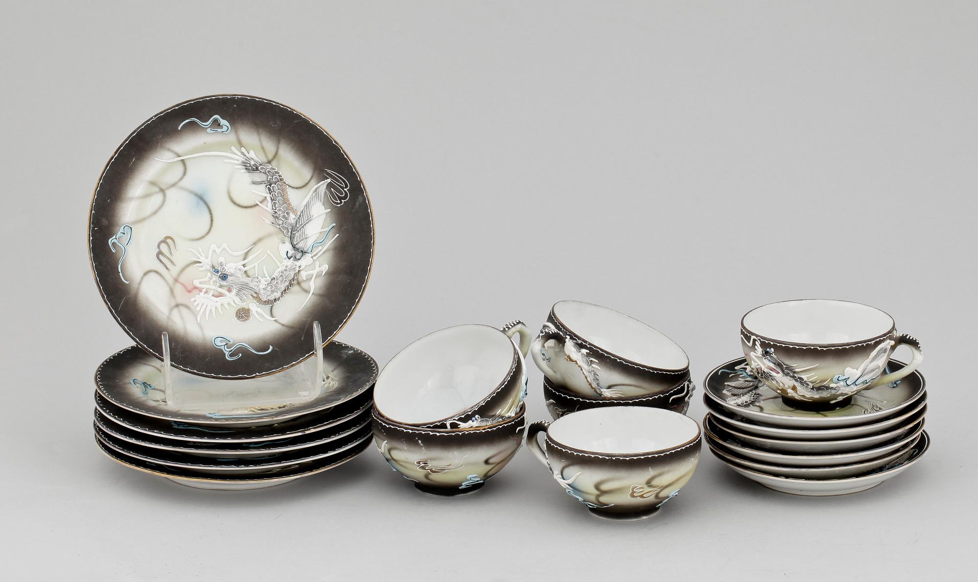 TEKOPPAR MED ASSIETTER, 12 delar, porslin, "Dragonware", Japan tidigt 1900-tal.