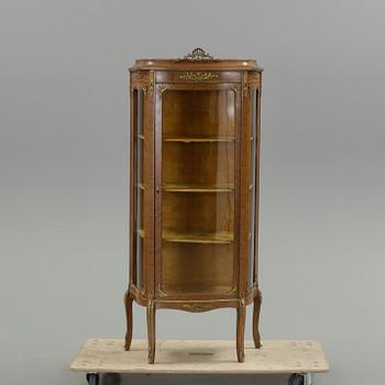 VITRINSKÅP, gustaviansk stil. 1900-tal.
