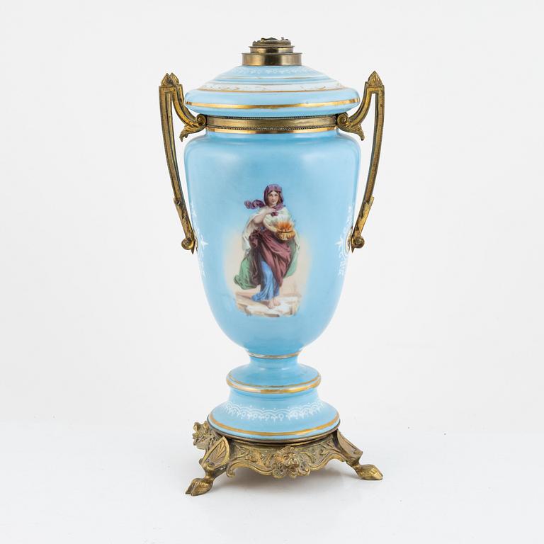 A kerosene porcelain lamp foot, late 19th century.