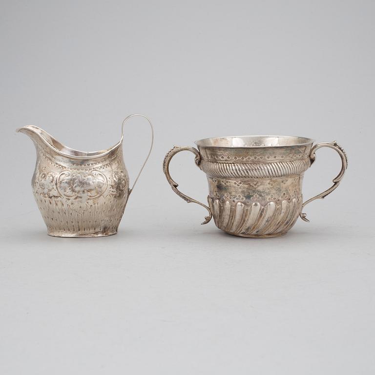 A SILVER LOVING CUP AND CREAMJUG, London 1804 och 1889. Weight ca 272 g.