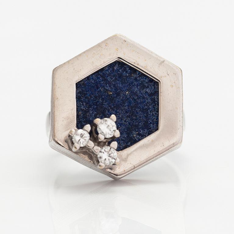Ring, 14K vitguld, lapis lazuli och diamanter ca 0.16 ct tot.