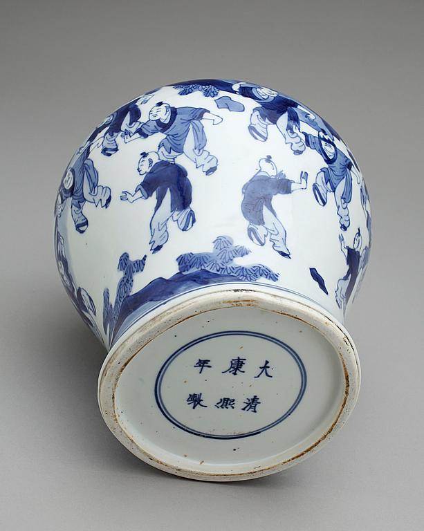 VAS, porslin, Kangxistil, Kina, 1800-tal.