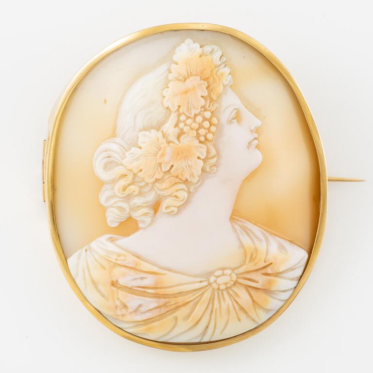 Brosch, 18K guld med snäckskalscamé.
