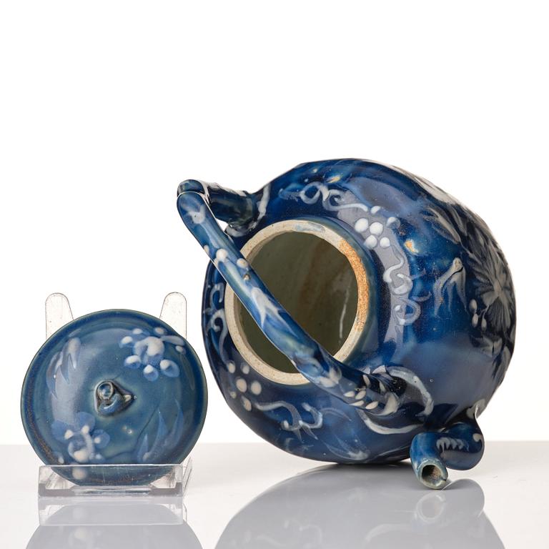 Vinkanna med lock, porslin. Mingdynastin (1368-1644).