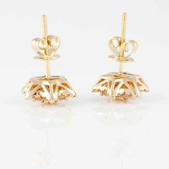 ÖRHÄNGEN, 18K guld med briljantslipade diamanter ca 0.55 ct. Vikt 2,2 gram.