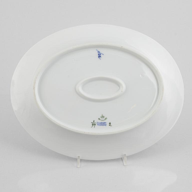 Four porcelain serving dishes and a fish platter, half-lace "Musselmalet", Royal Copenhagen, Denmark, 1894-1923.