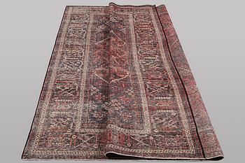 An oriental, vintage design carpet, c. 404 x 301 cm.