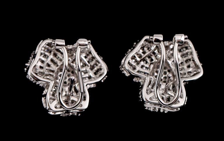ÖRHÄNGEN, 1 par, 18 k vitguld, briljant och baguetteslipade diamanter tot ca 1.17 ct.