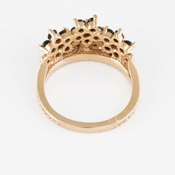 RING, 14K guld med sju briljantslipade diamanter samt femton blå safirer. Vikt 4,5 gram.