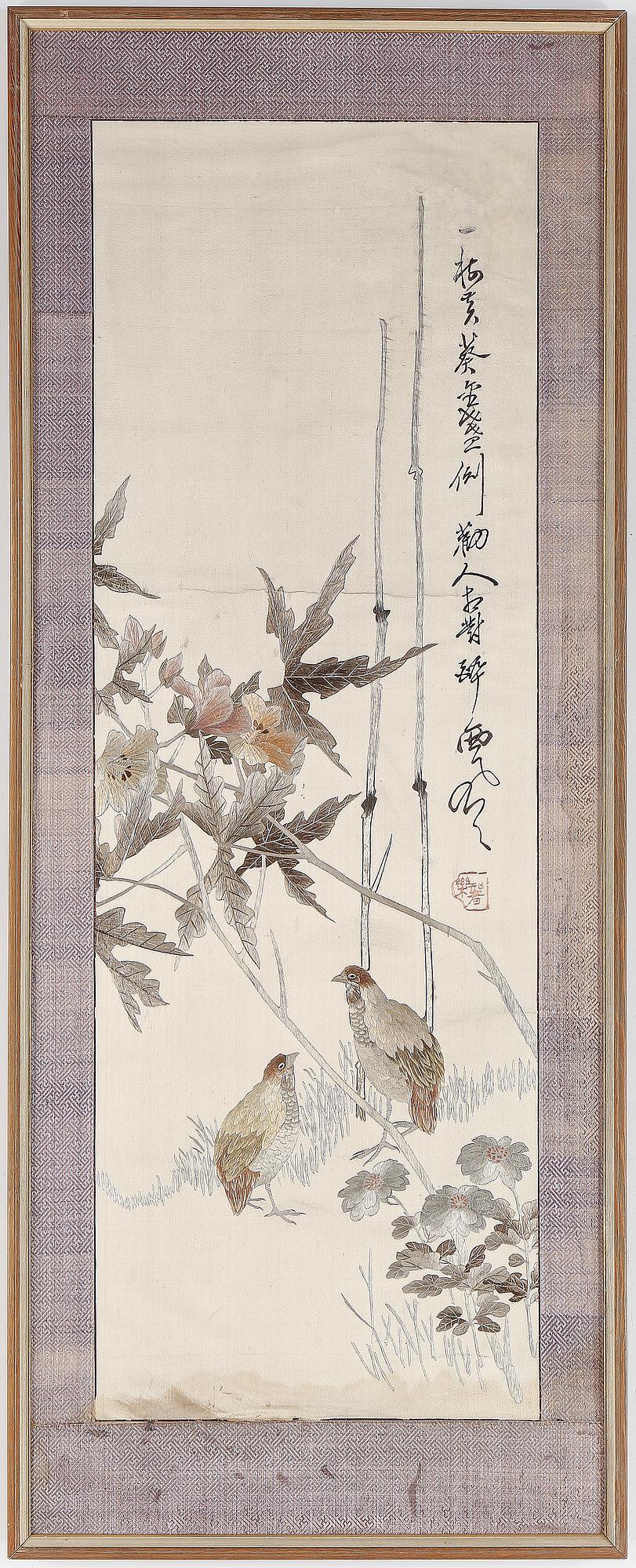 TAVLOR/SIDENBRODERIER, tre st, Kina, 1900 talets första hälft.