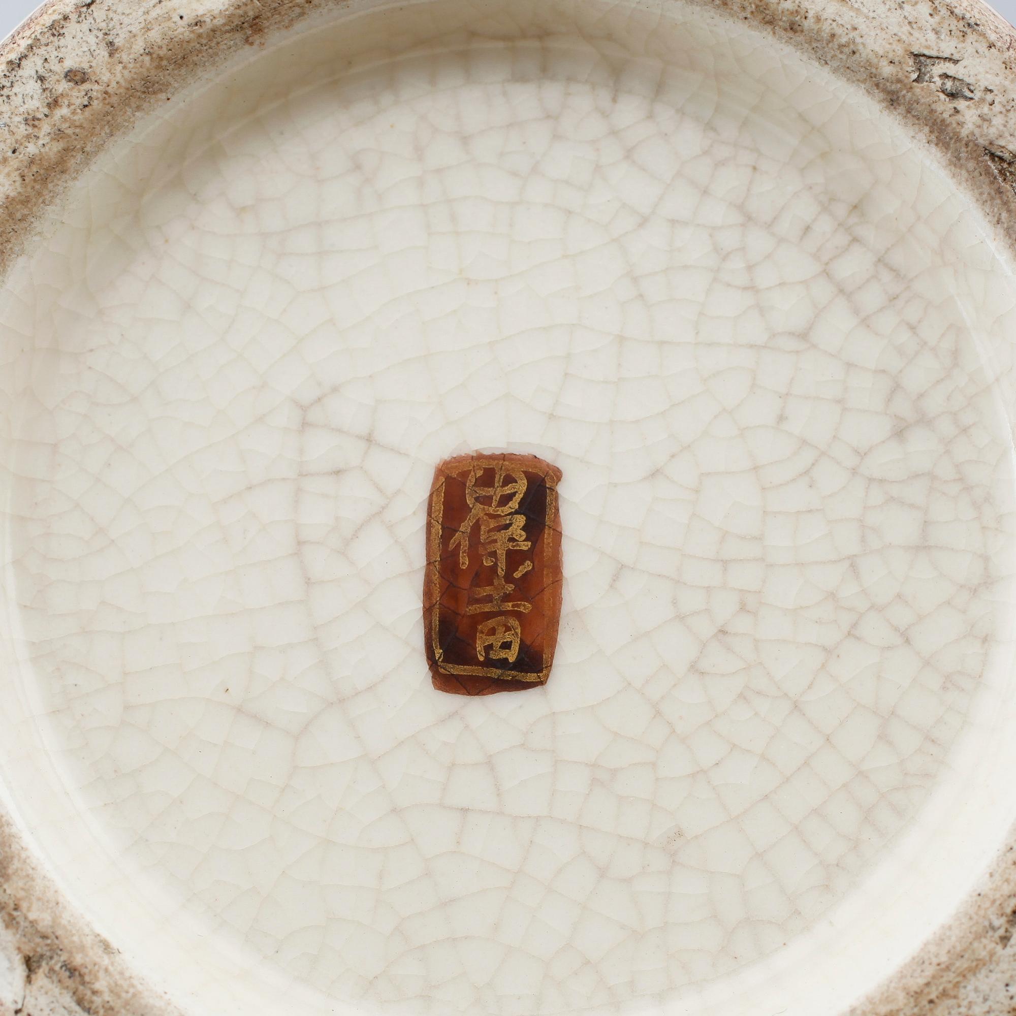 VASER, 2 st, porslin, Satsuma, Japan, 1900-talets första hälft.