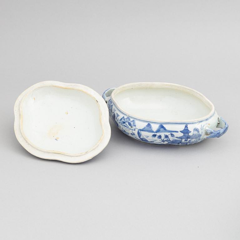 A Chinese blue and white dish with cover, tureen with cover, a strainer and a dish, Qing dynasty, Qianlong and Jiaqing.