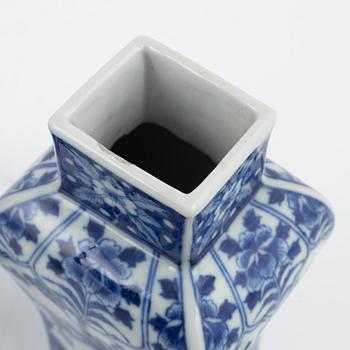A pair Kangxi style, China, 20th century.