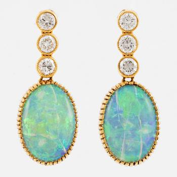 Earrings 18K gold with opals and brilliant-cut diamonds.