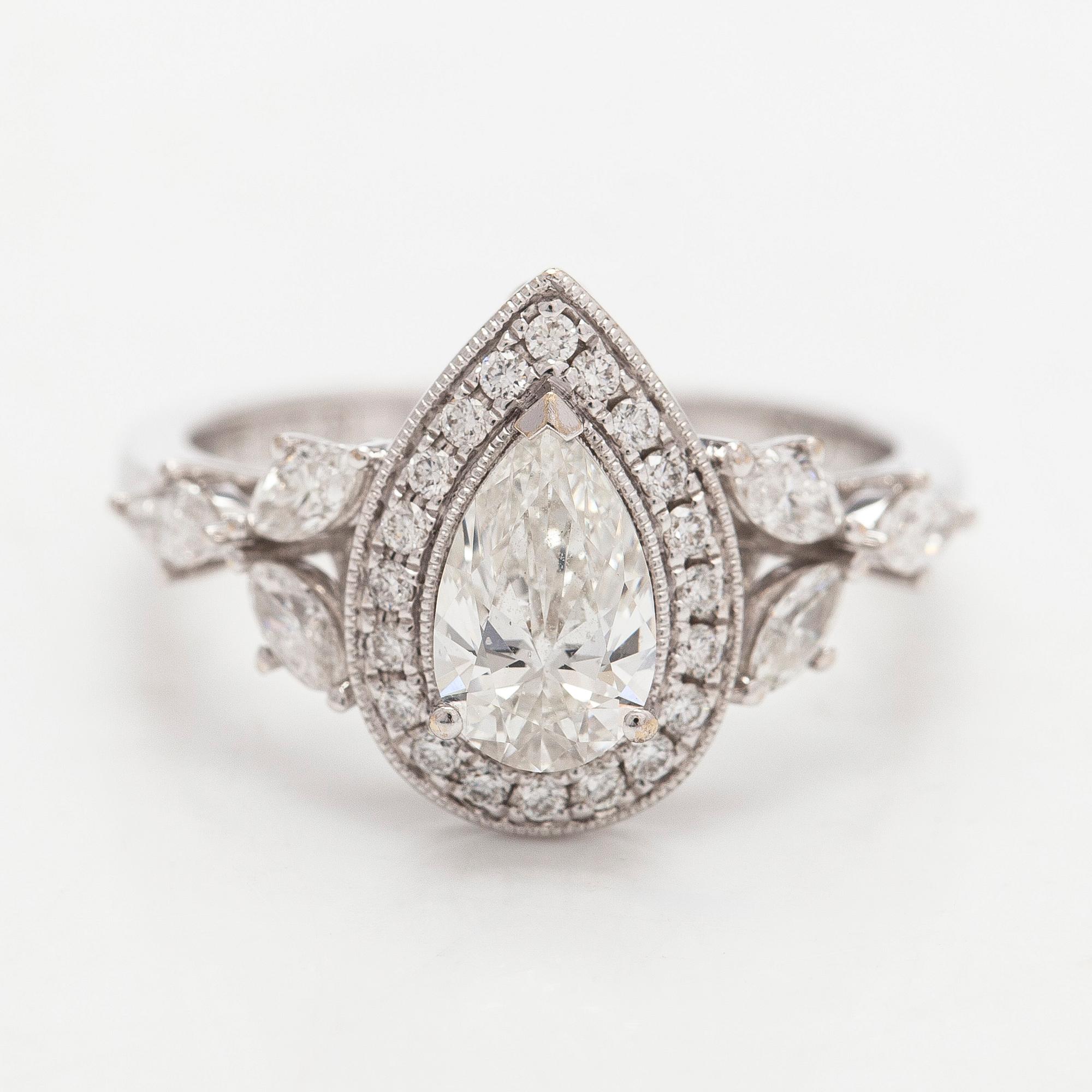 Ring, 18K vitguld med päronslipad diamant samt markis- och briljantslipade diamanter.