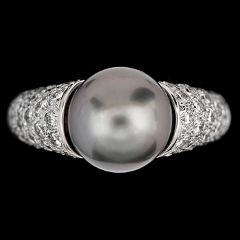 1155. RING, odlad Tahiti pärla, 11 mm, med briljantslipade diamanter, tot. 1.50 ct.