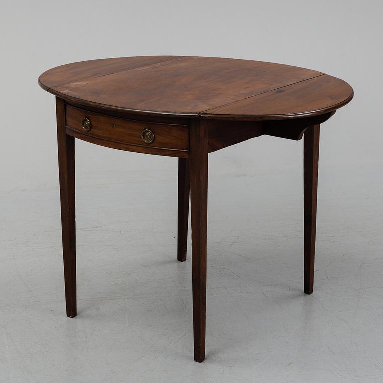 A English Pembroke table, late 19th or early 20th century.