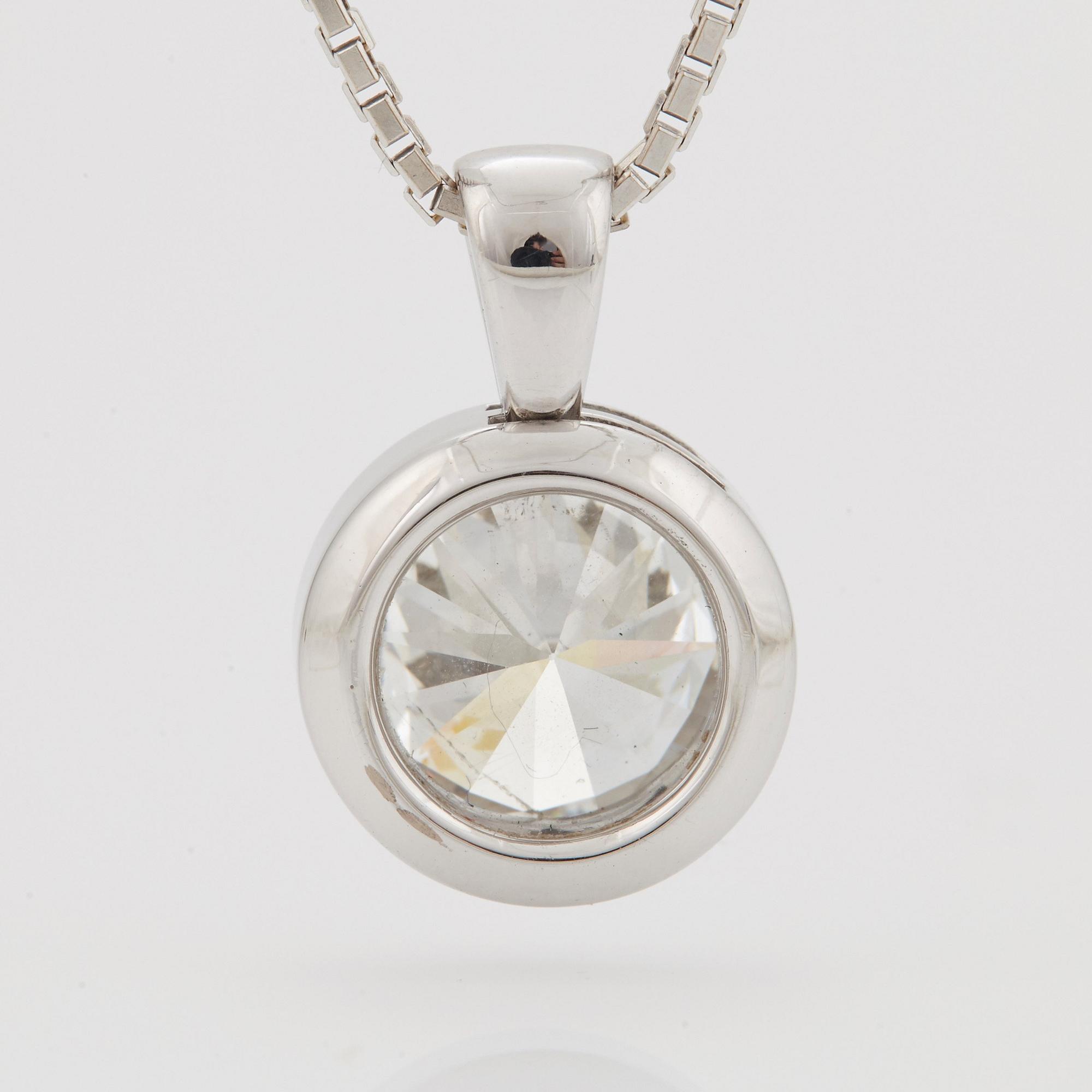 HÄNGE med en rund briljantslipad diamant.