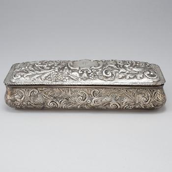 AN ENGLISH VICTORIAN SILVER BOX, London 1887. Weight with loose bottom ca 630 g.