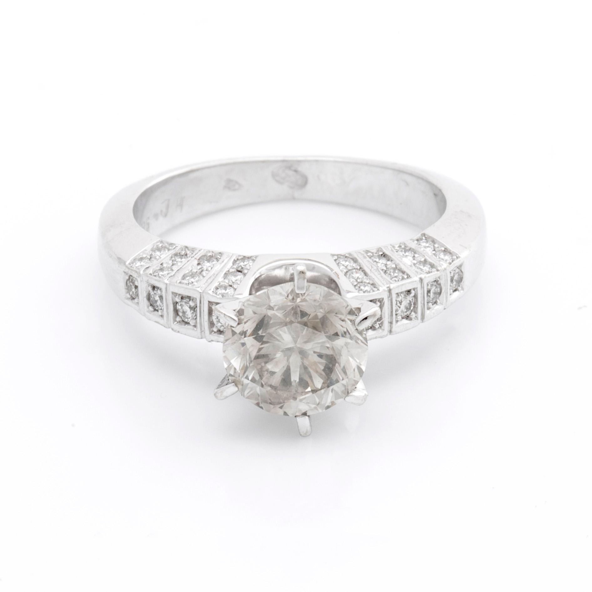 RING 14K vitguld m 1 briljant ca 1,8 ct, ca L-M VS, sidostenar ca 0,25 ct totalt.