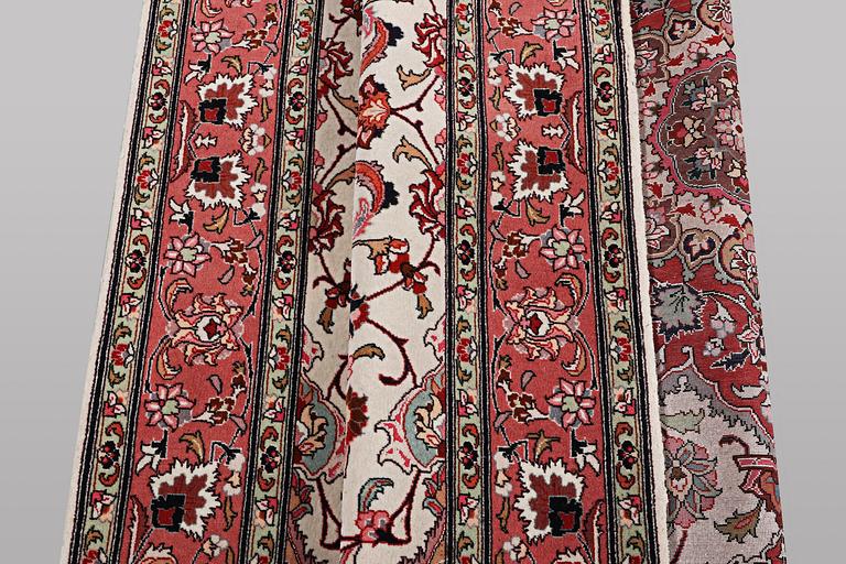 A rug, Tabriz, part silk, 50 Raj, ca 210 x 158 cm.